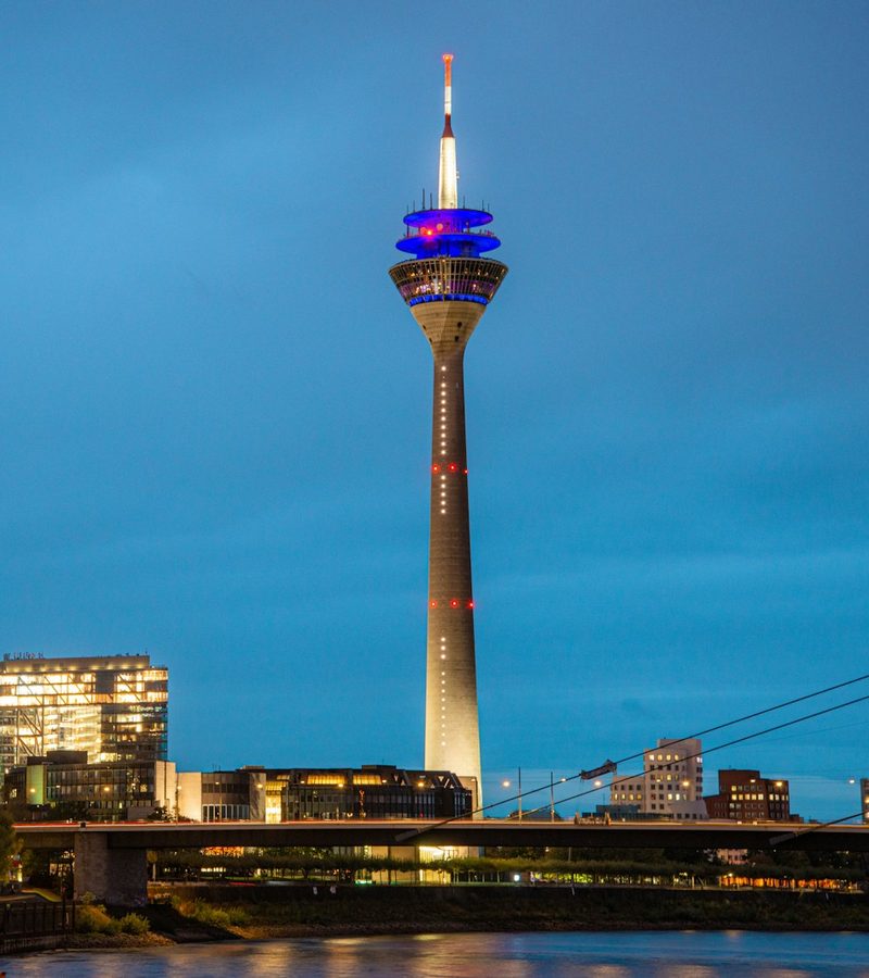 Rheinturm und Medienhafen in Düsseldorf am Abend