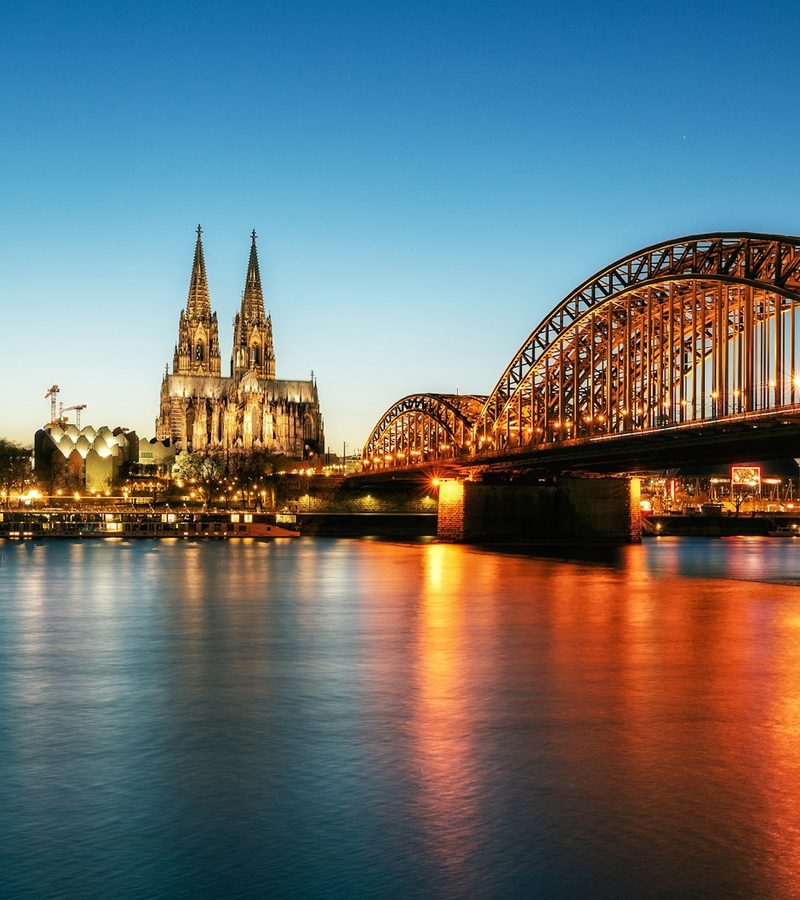 Kölner Dom und Hohenzollernbrücke am Rhein in der Abenddämmerung